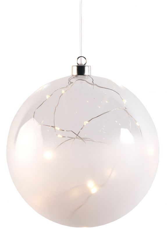 Nahaufnahme einer hängenden, gefrosteten XXL Lichtkugel mit warmweißen LEDs für stimmungsvolle Innenbeleuchtung.